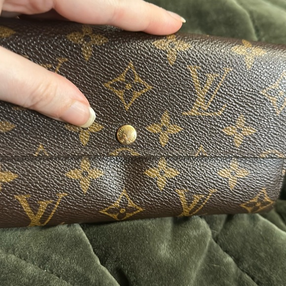 Louis Vuitton Monogram Sarah Wallet - Picture 10 of 15